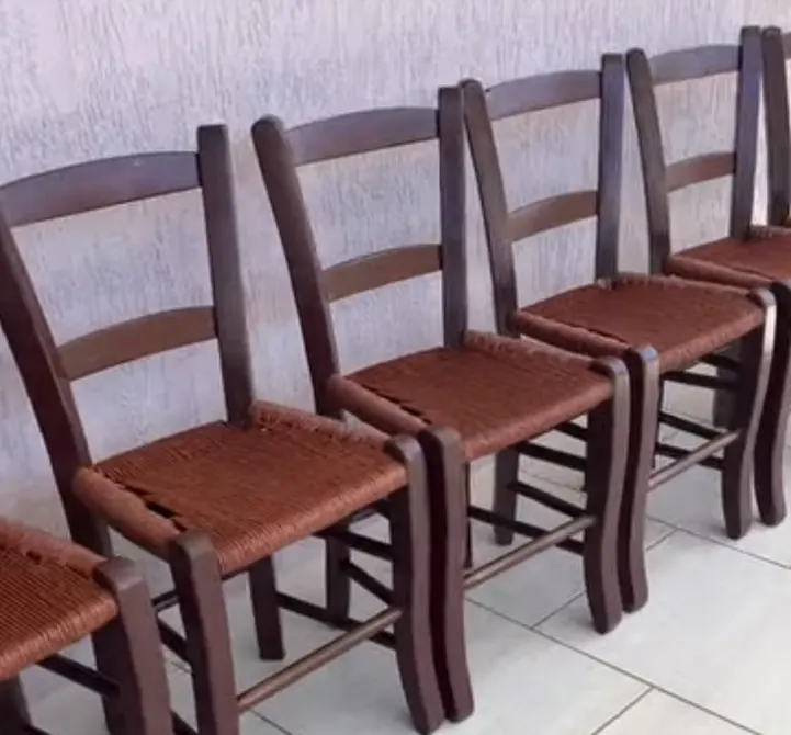 Oito cadeiras coloniais com assento de fio torcido marrom, reformadas para cliente de Quilombo/SC